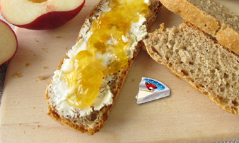 Snack con mermelada de piÃ±a y manzana fresca.