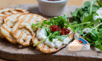 Snack de pan tostado con espinaca o pÃ¡palo.