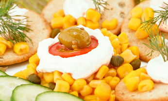 Snack nutritivo de galletas con grano de elote y La Vaca que rÃ­eÂ®.