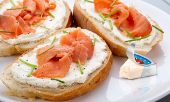 Snack con obleas de salmÃ³n fresco.